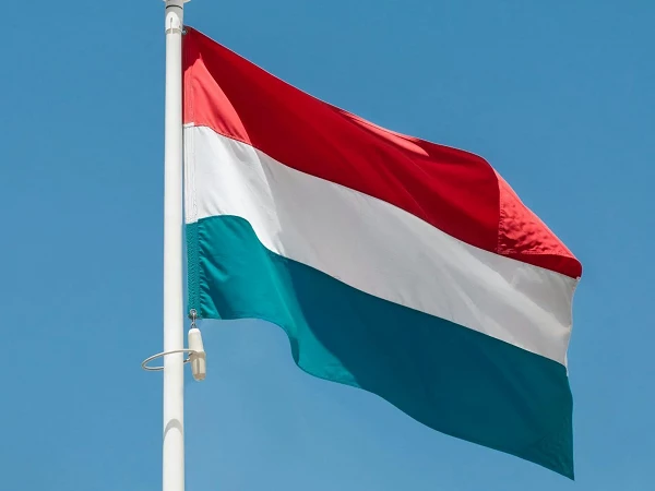 Die Flagge von Ungarn weht im Wind, mit horizontalen Streifen in Rot, Weiß und Grün.