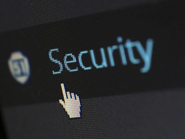 Ein Cursor zeigt auf das Wort „Security“ auf einem Bildschirm, das in blau leuchtet.