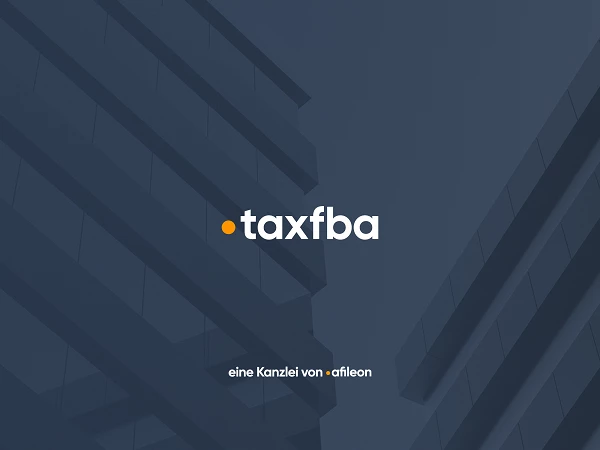 Das Logo „taxfba“ ist vor einem modernen, blauen Hintergrund platziert, der geometrische Gebäudestrukturen zeigt. Unter dem Logo steht der Text „eine Kanzlei von arfleon“.