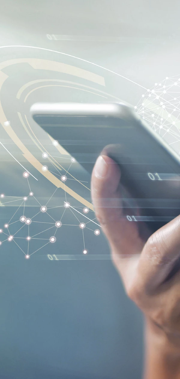 Hände mit Smartphone und digitalen Netzwerken – Symbol für digitale Transformation