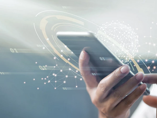 Hand mit Smartphone vor digitaler Vernetzungs-Grafik, symbolisiert mobile Technologie und digitale Kommunikation